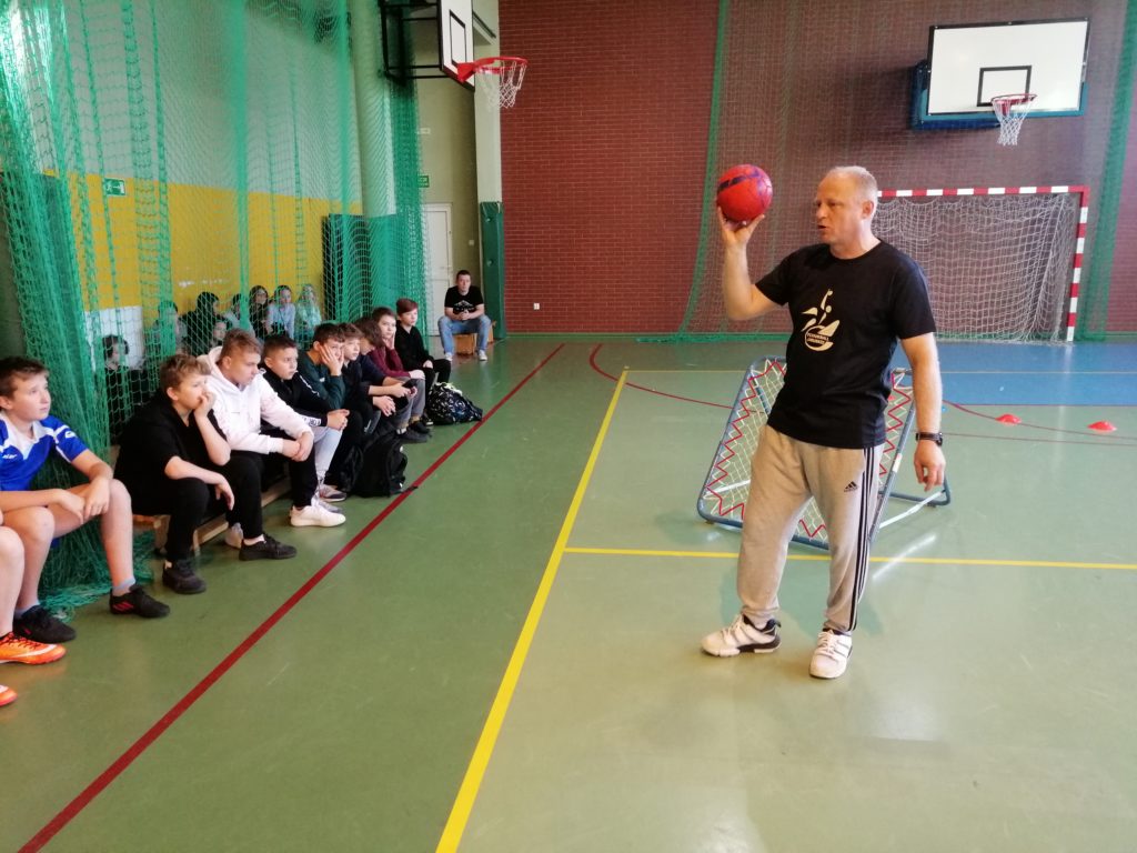 Zdjęcie: Leszek Przybylski pokazuje technikę rzutów na bramkę. 