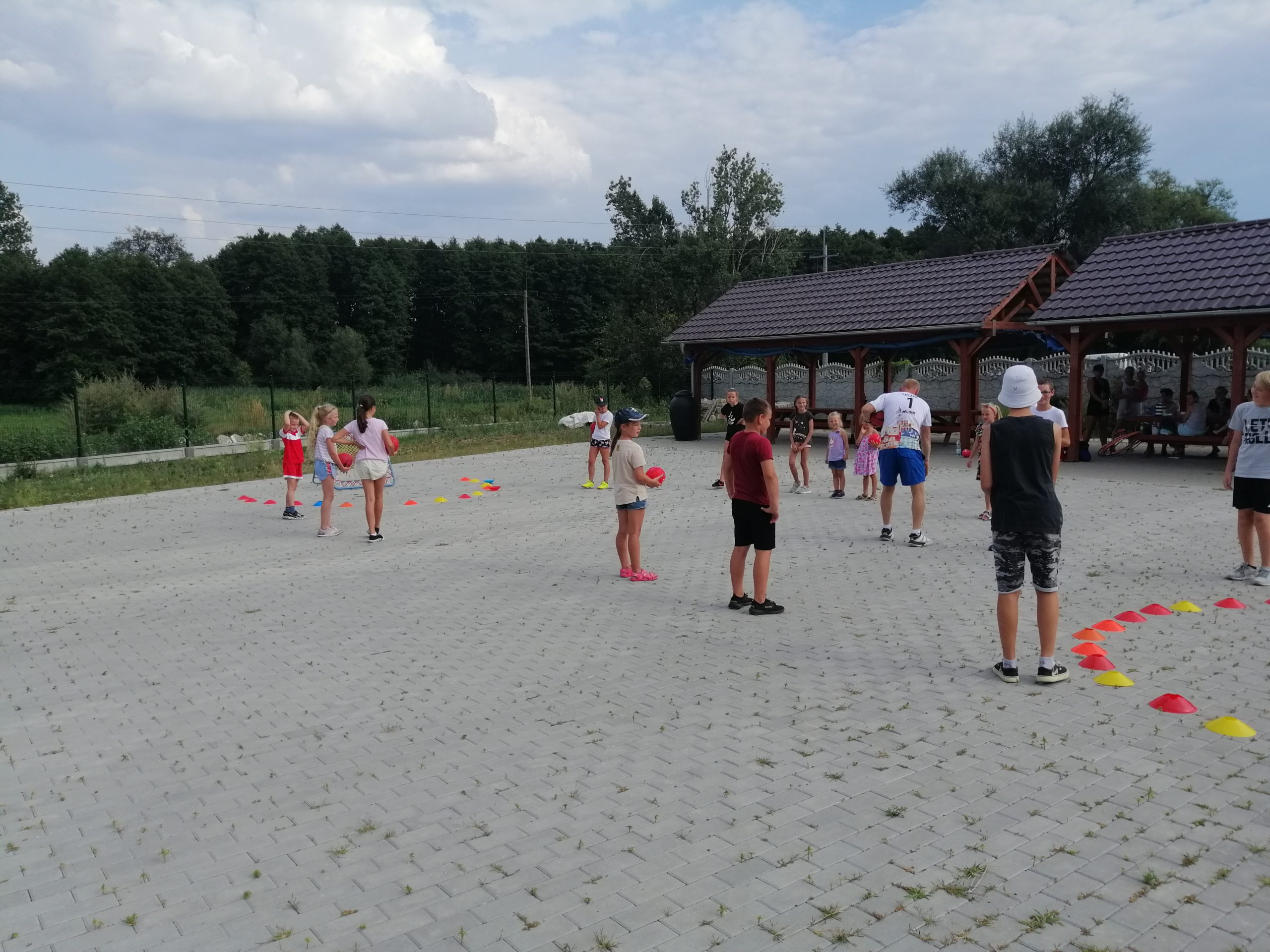 Zdjęcie przedstawia dzieci trenujące tchoukball w Gołaszynie