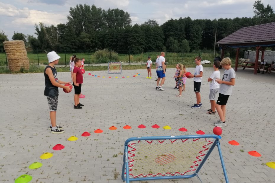 Zdjęcie przedstawia dzieci trenujące tchoukball w Gołaszynie