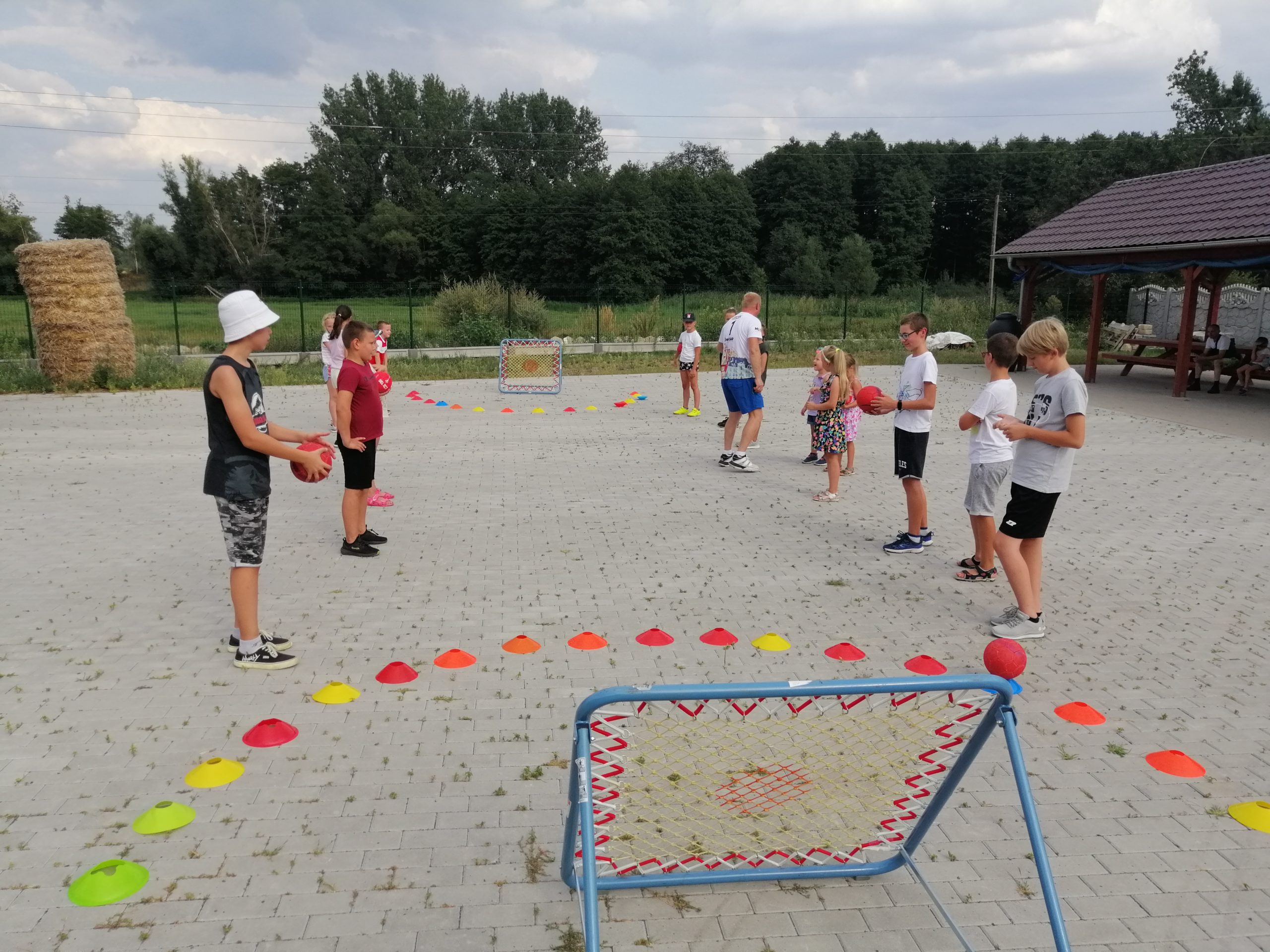 Zdjęcie przedstawia dzieci trenujące tchoukball w Gołaszynie