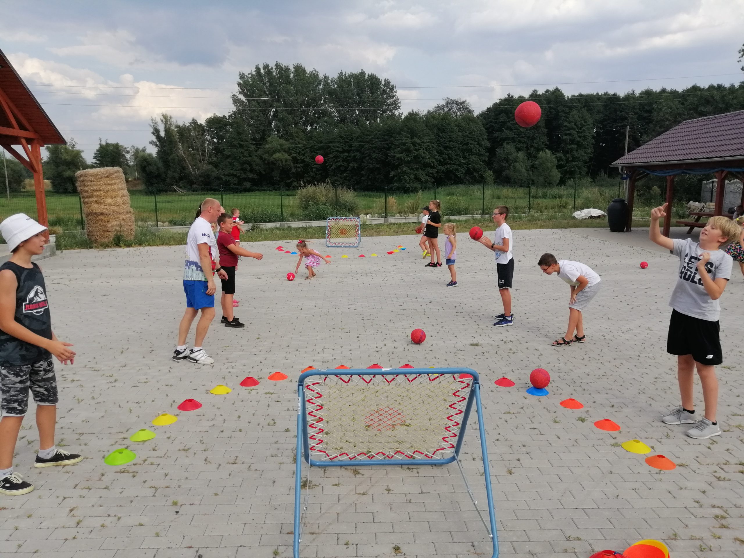 Zdjęcie przedstawia dzieci trenujące tchoukball w Gołaszynie