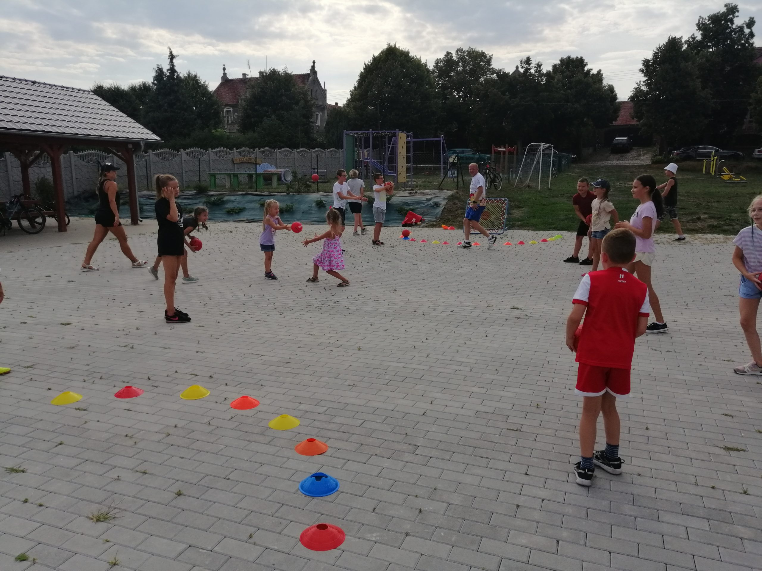 Zdjęcie przedstawia dzieci trenujące tchoukball w Gołaszynie