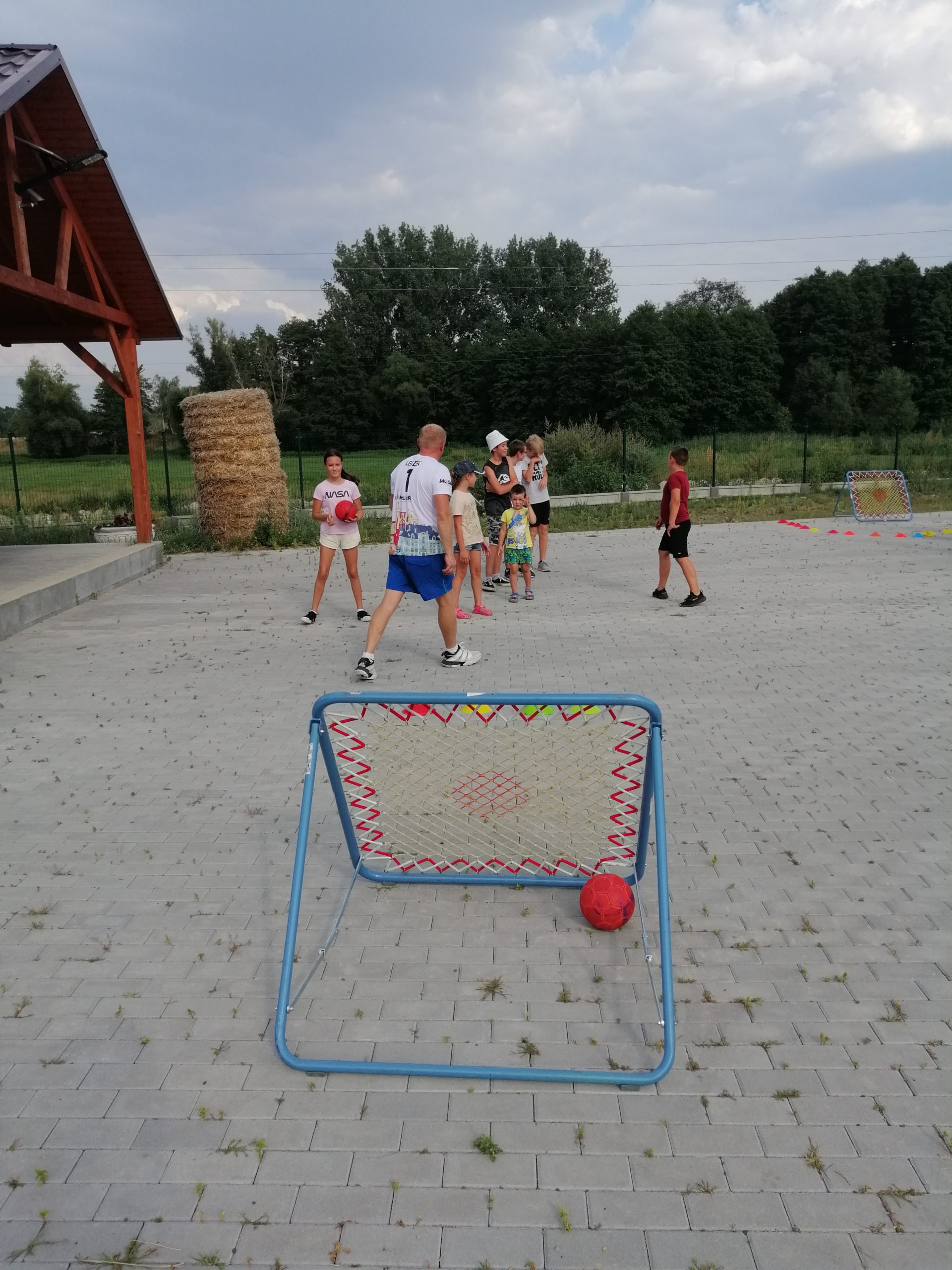 Zdjęcie przedstawia dzieci trenujące tchoukball w Gołaszynie