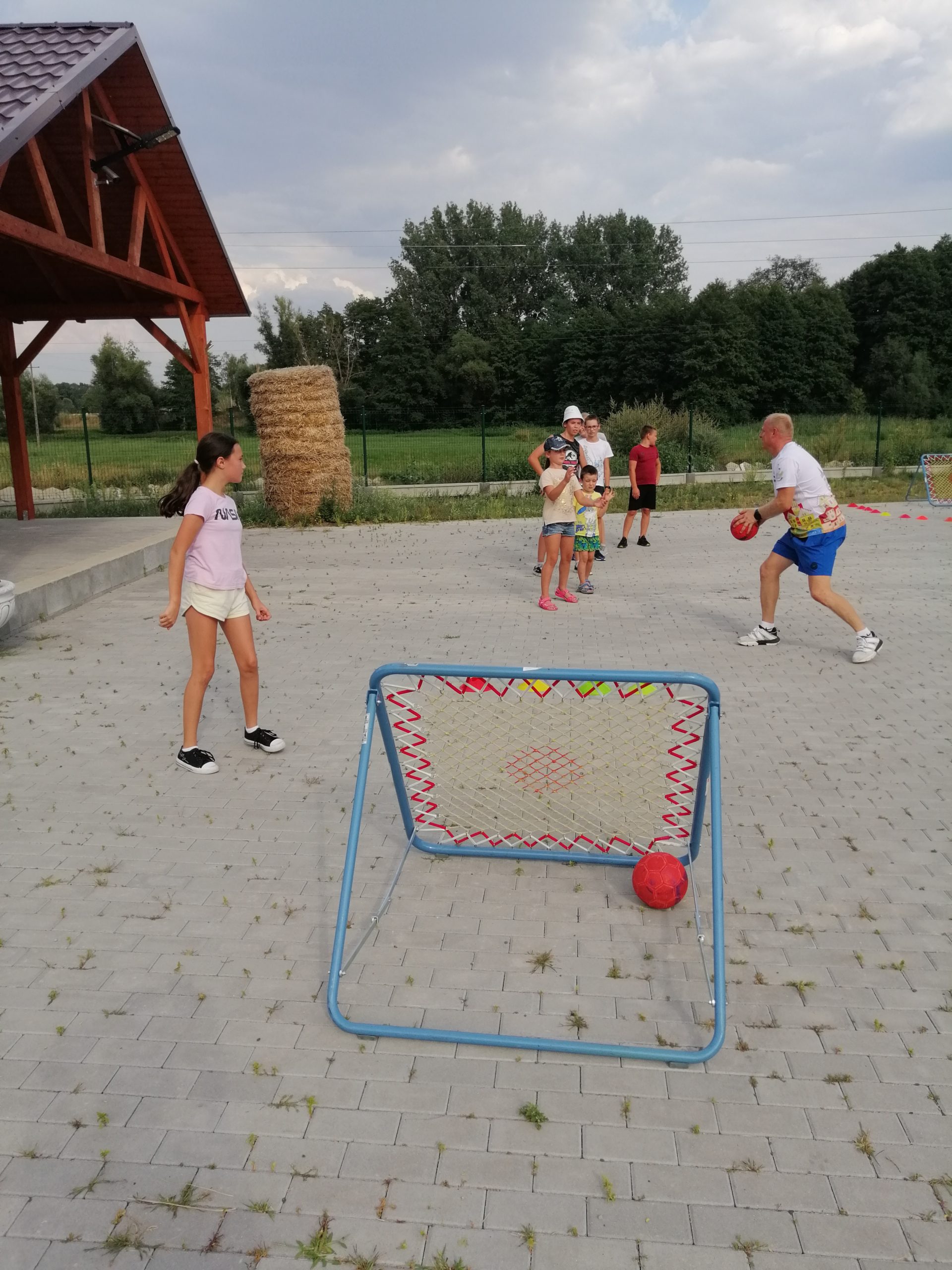 Zdjęcie przedstawia dzieci trenujące tchoukball w Gołaszynie