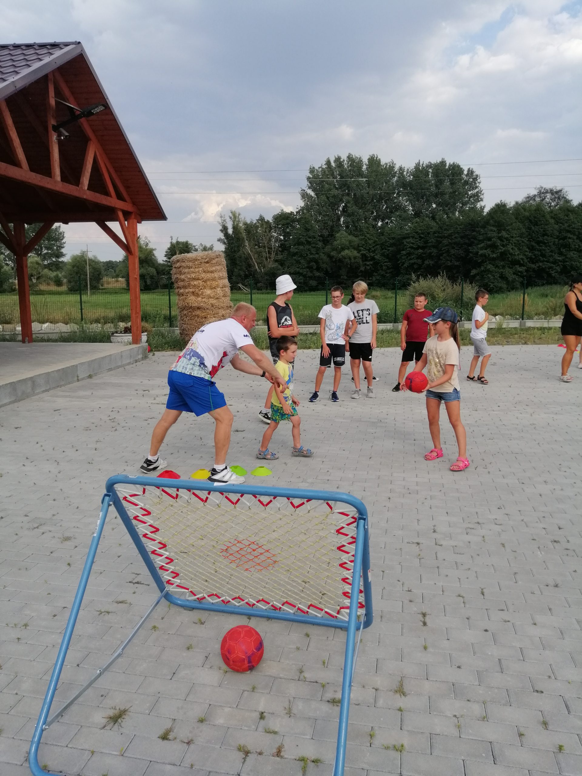 Zdjęcie przedstawia dzieci trenujące tchoukball w Gołaszynie