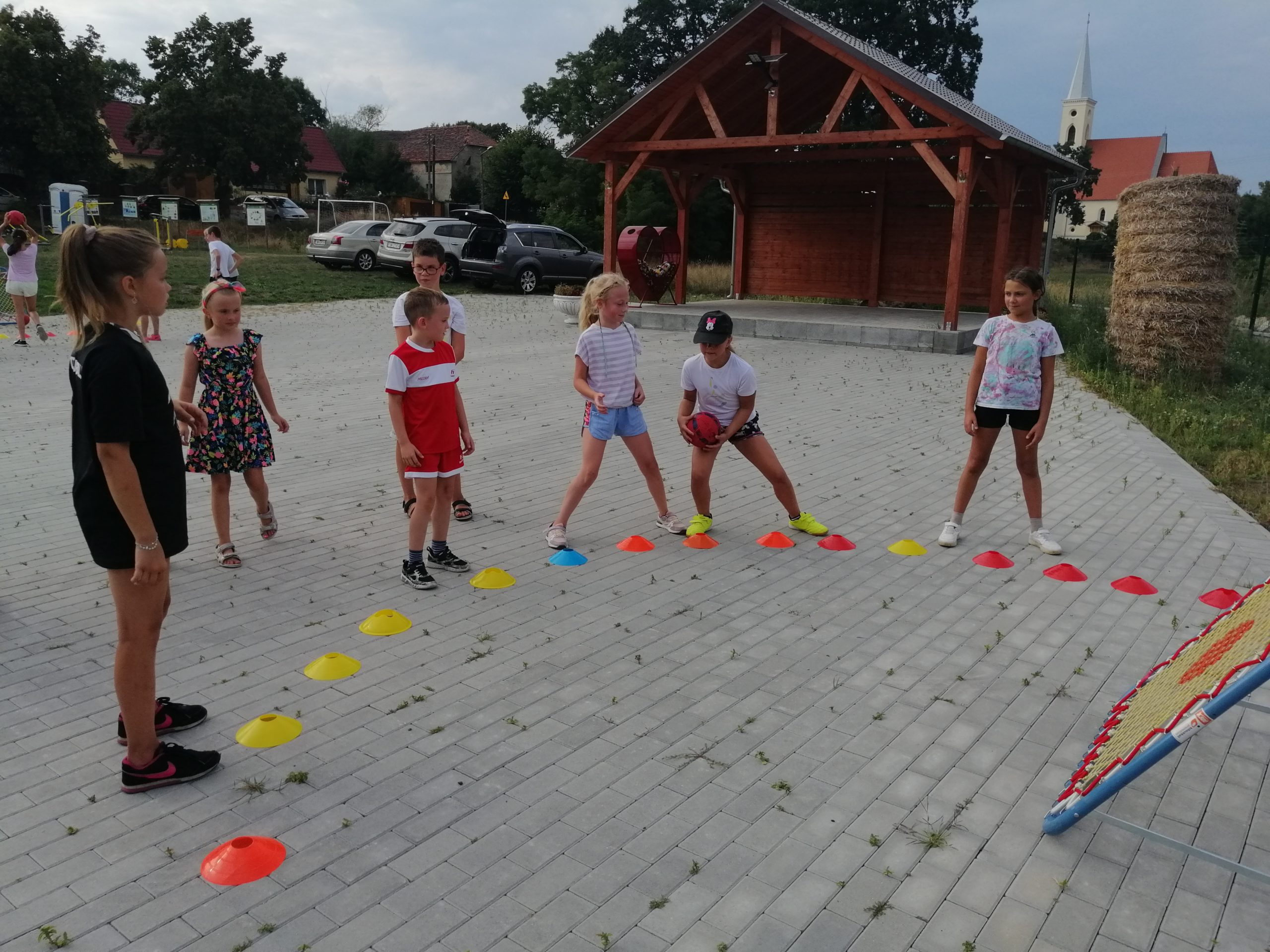 Zdjęcie przedstawia dzieci trenujące tchoukball w Gołaszynie