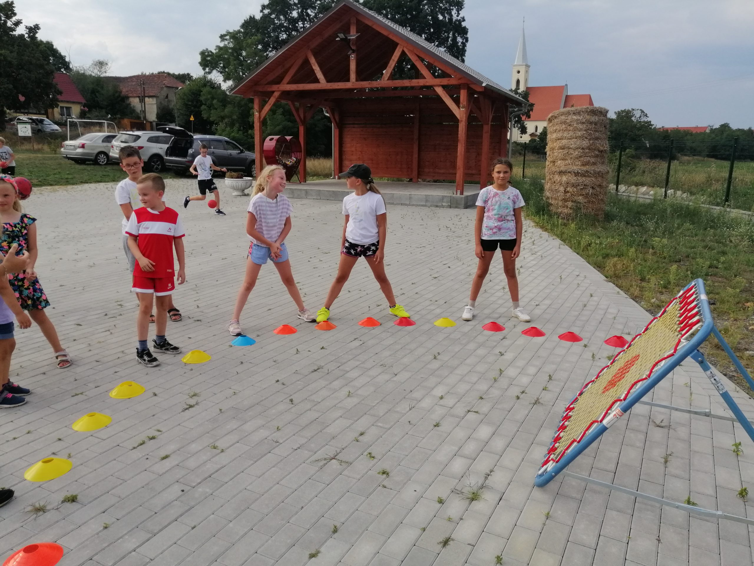 Zdjęcie przedstawia dzieci trenujące tchoukball w Gołaszynie