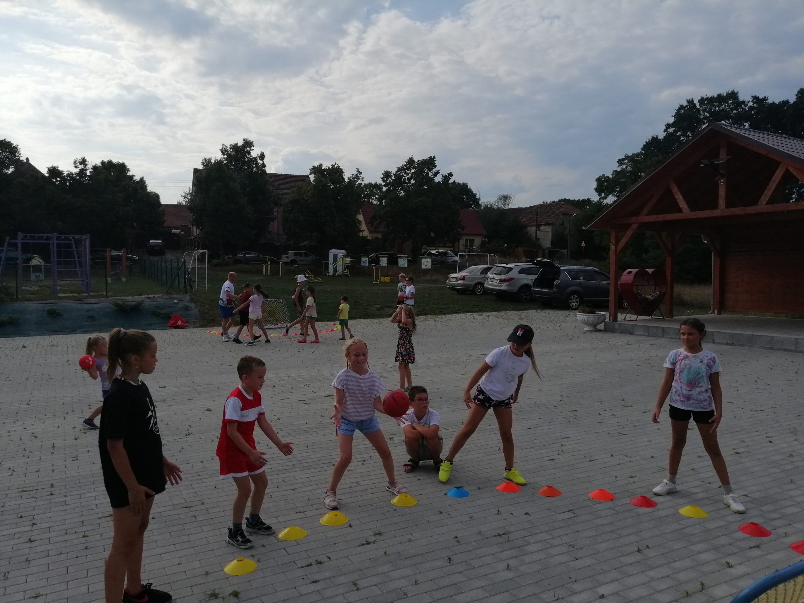 Zdjęcie przedstawia dzieci trenujące tchoukball w Gołaszynie