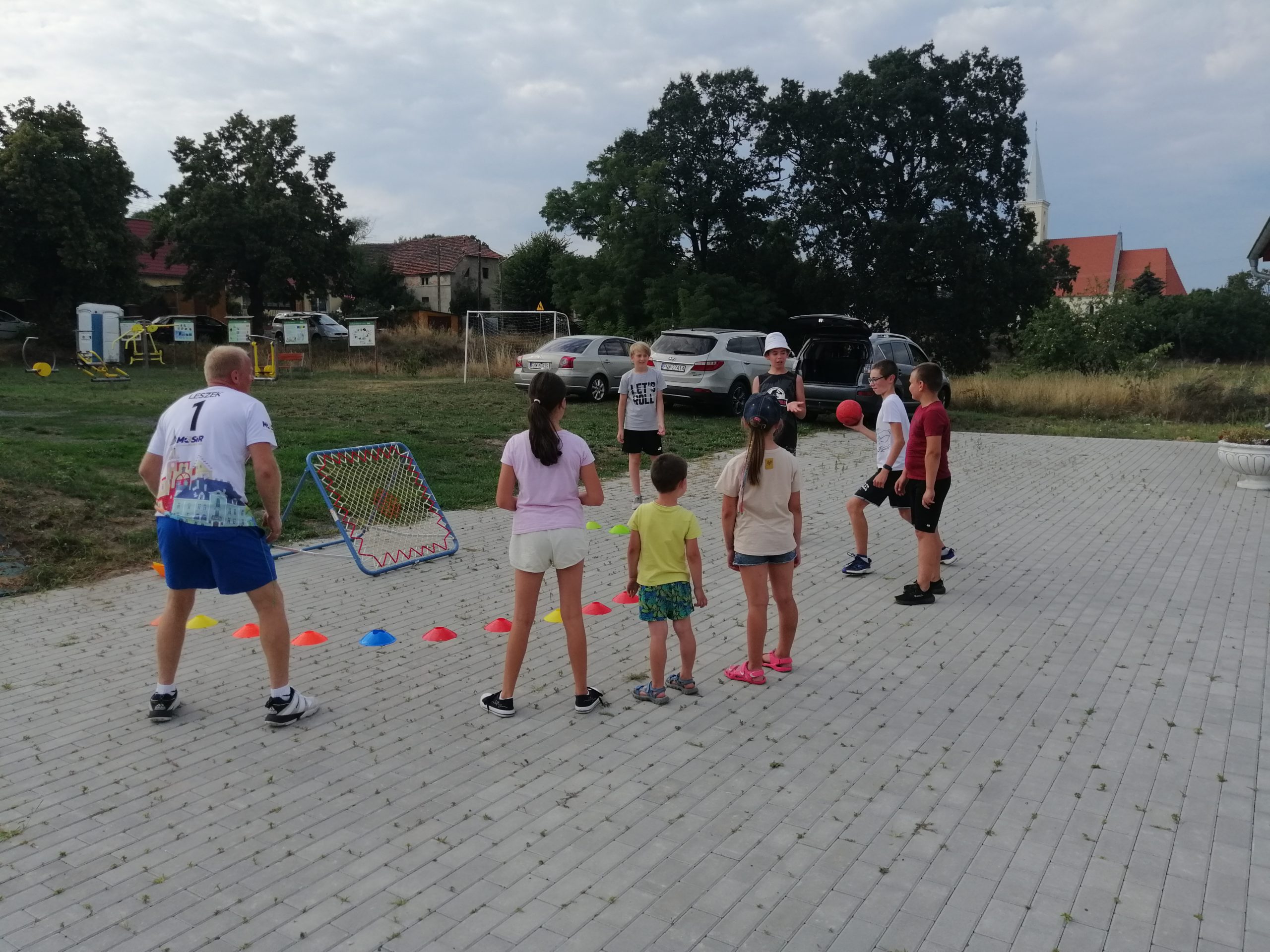 Zdjęcie przedstawia dzieci trenujące tchoukball w Gołaszynie