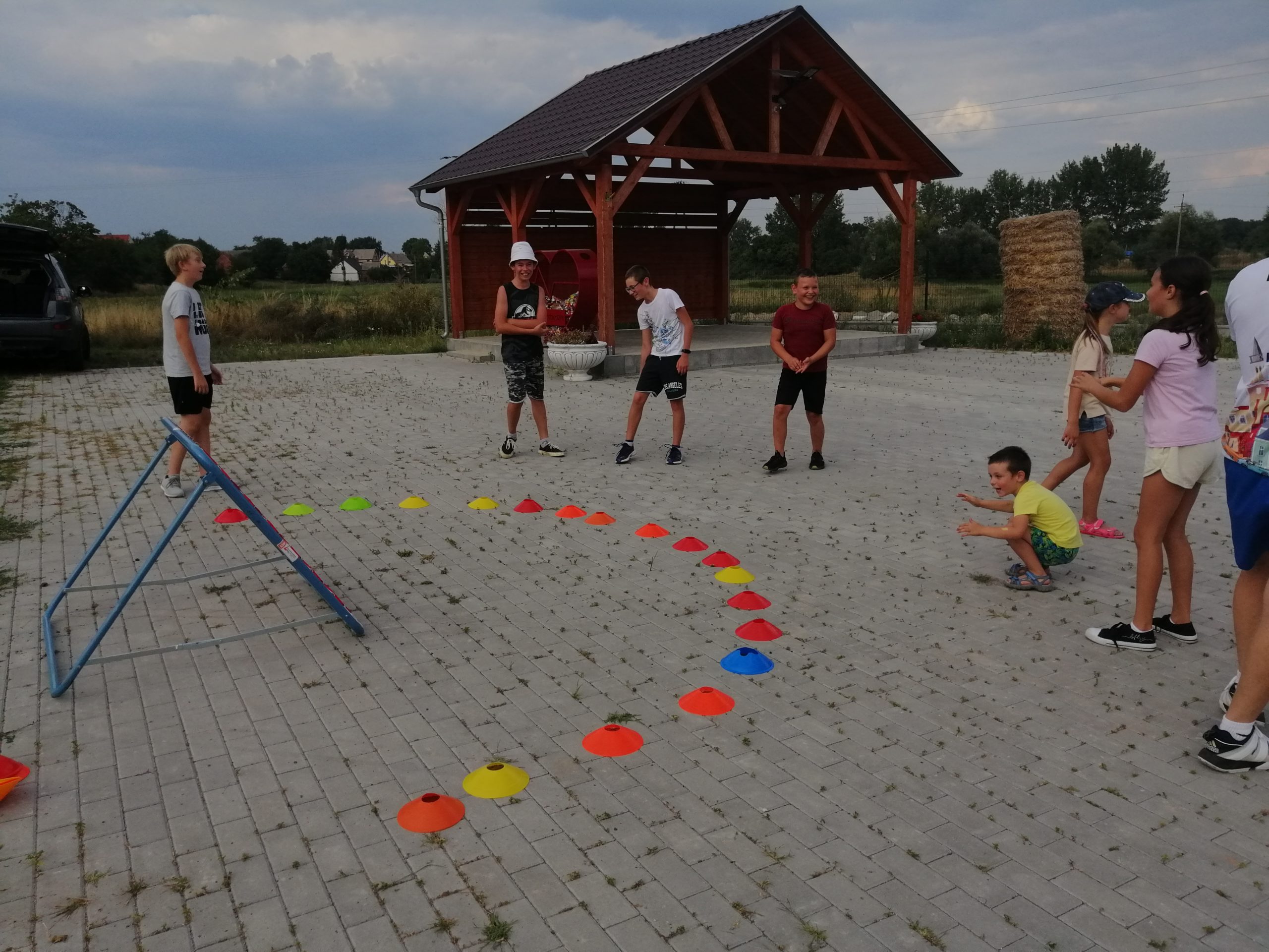 Zdjęcie przedstawia dzieci trenujące tchoukball w Gołaszynie