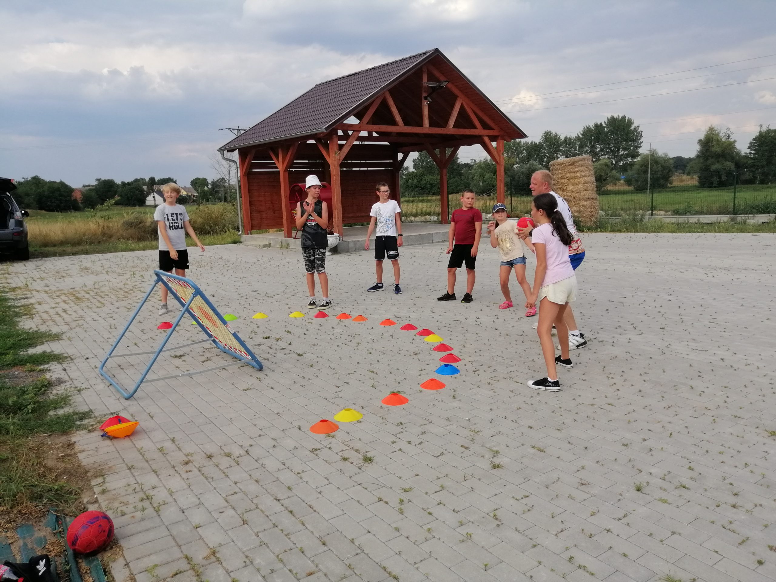 Zdjęcie przedstawia dzieci trenujące tchoukball w Gołaszynie