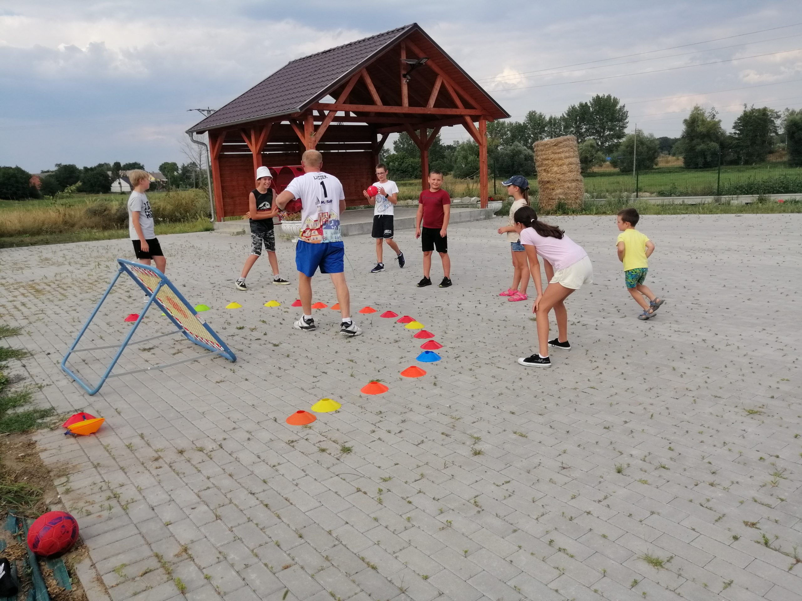 Zdjęcie przedstawia dzieci trenujące tchoukball w Gołaszynie