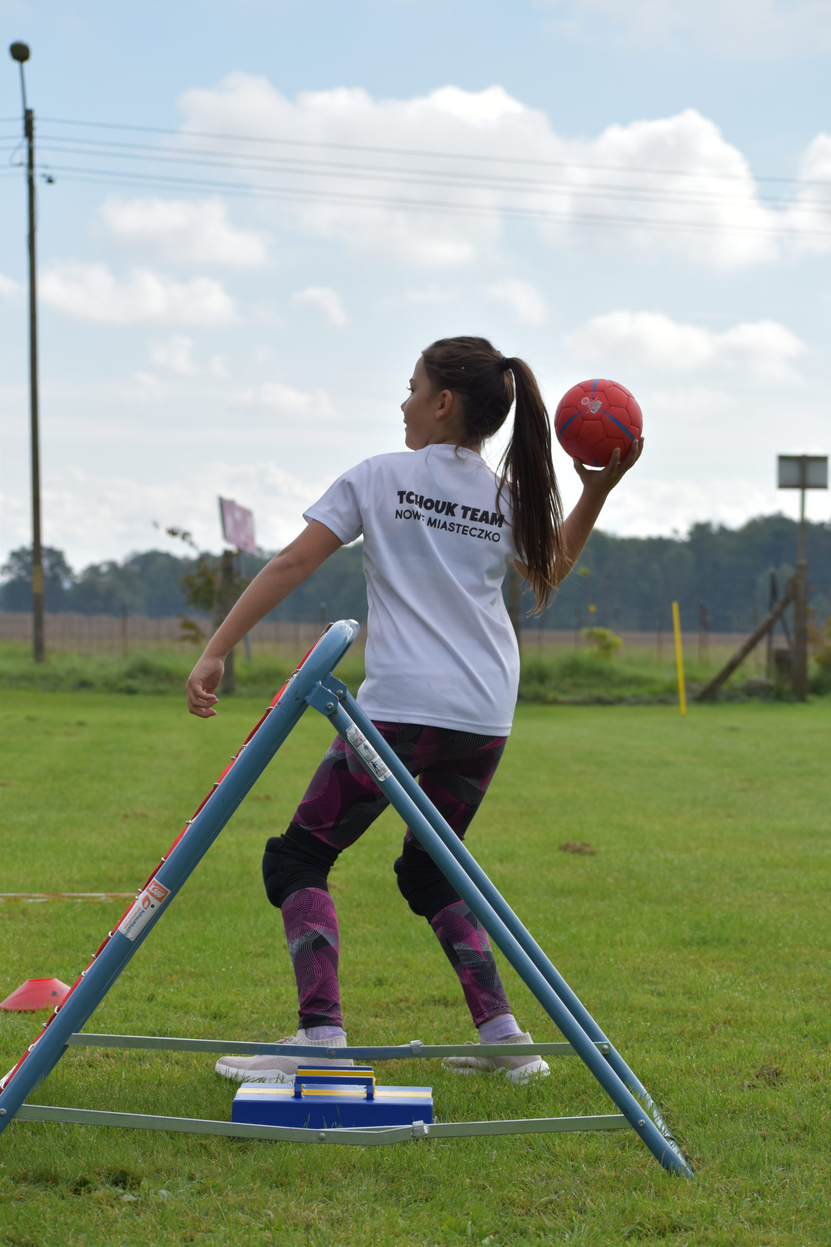 Zdjęcia ucznia grającego w tchoukball