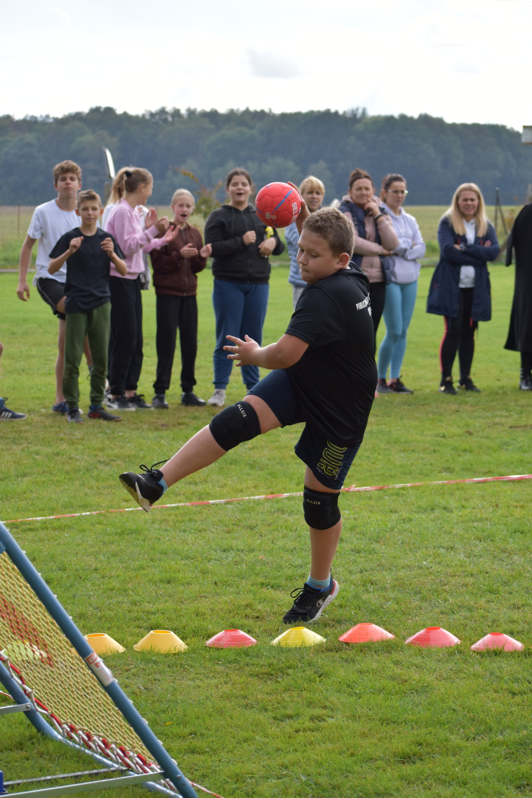 Zdjęcia ucznia grającego w tchoukball