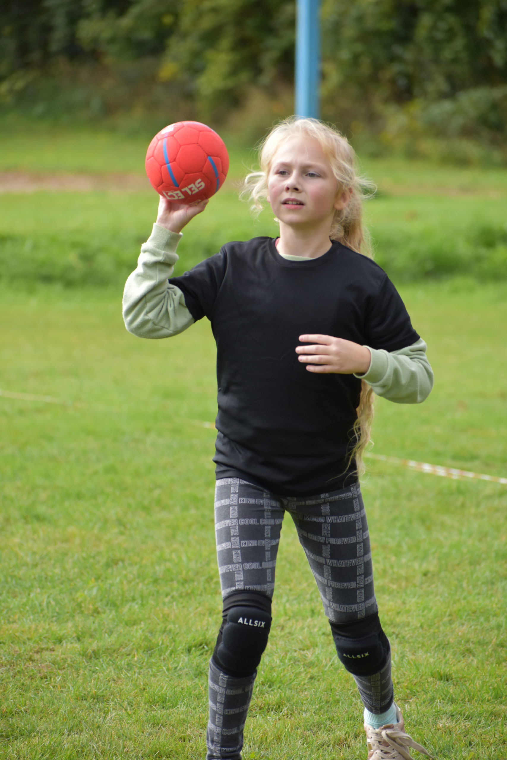 Zdjęcia ucznia grającego w tchoukball