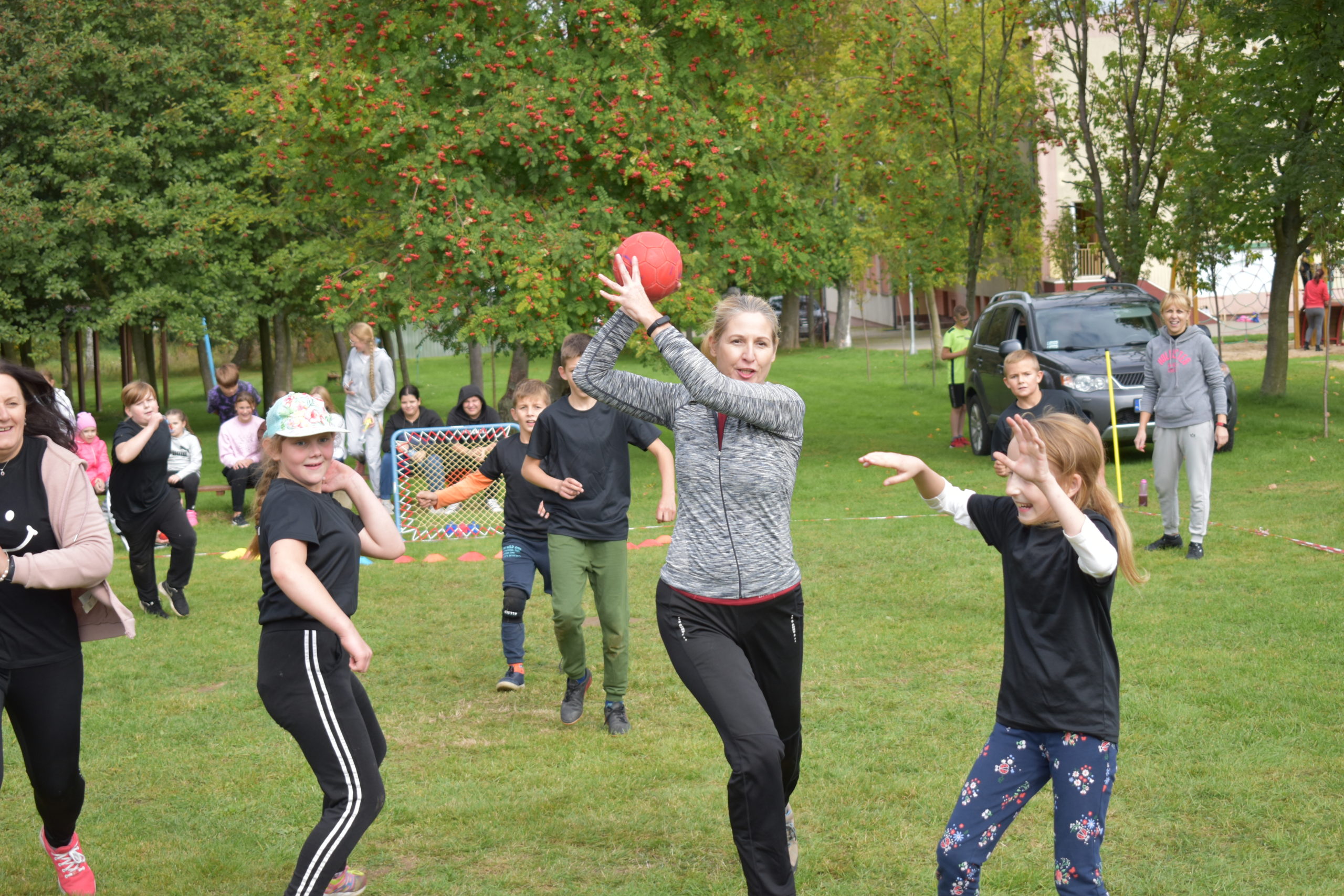 Zdjęcia nauczyciela z PSP w Borowie wielkim podczas meczu tchoukball