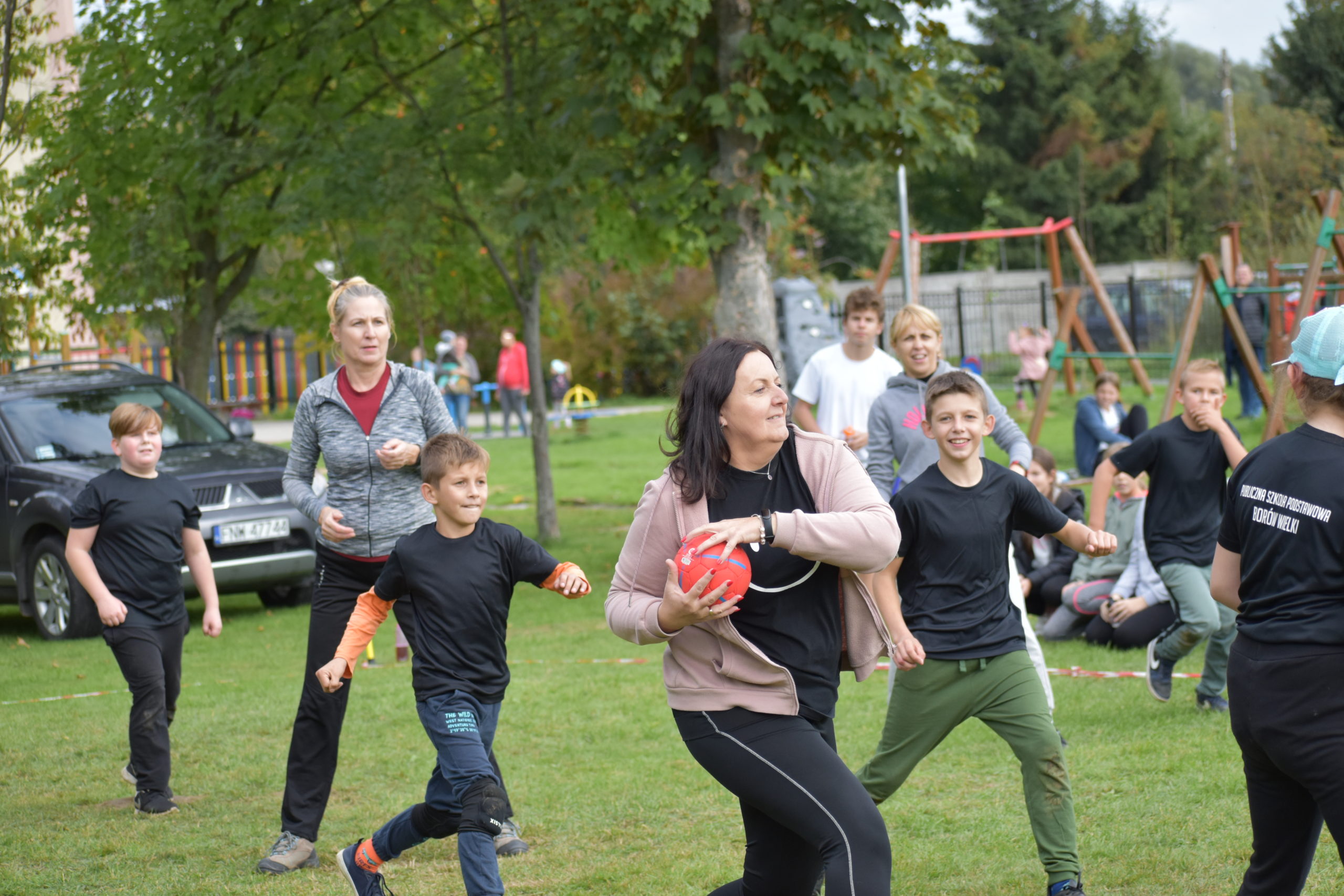 Zdjęcia nauczyciela z PSP w Borowie wielkim podczas meczu tchoukball