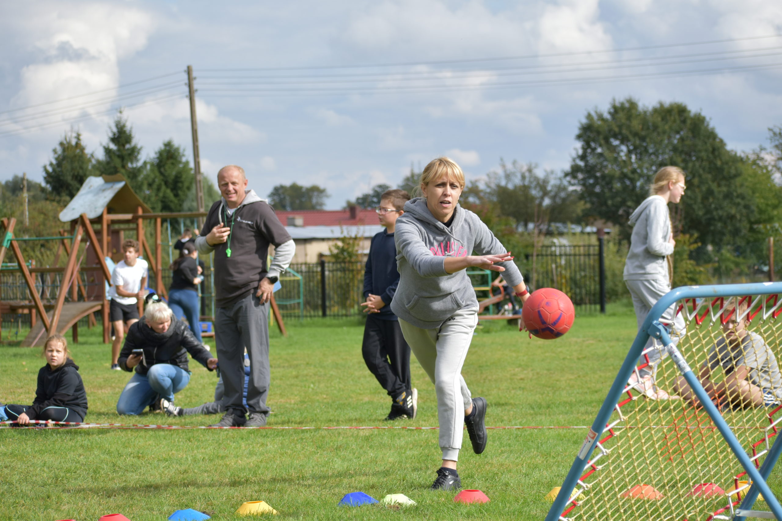 Zdjęcia nauczyciela z PSP w Borowie wielkim podczas meczu tchoukball