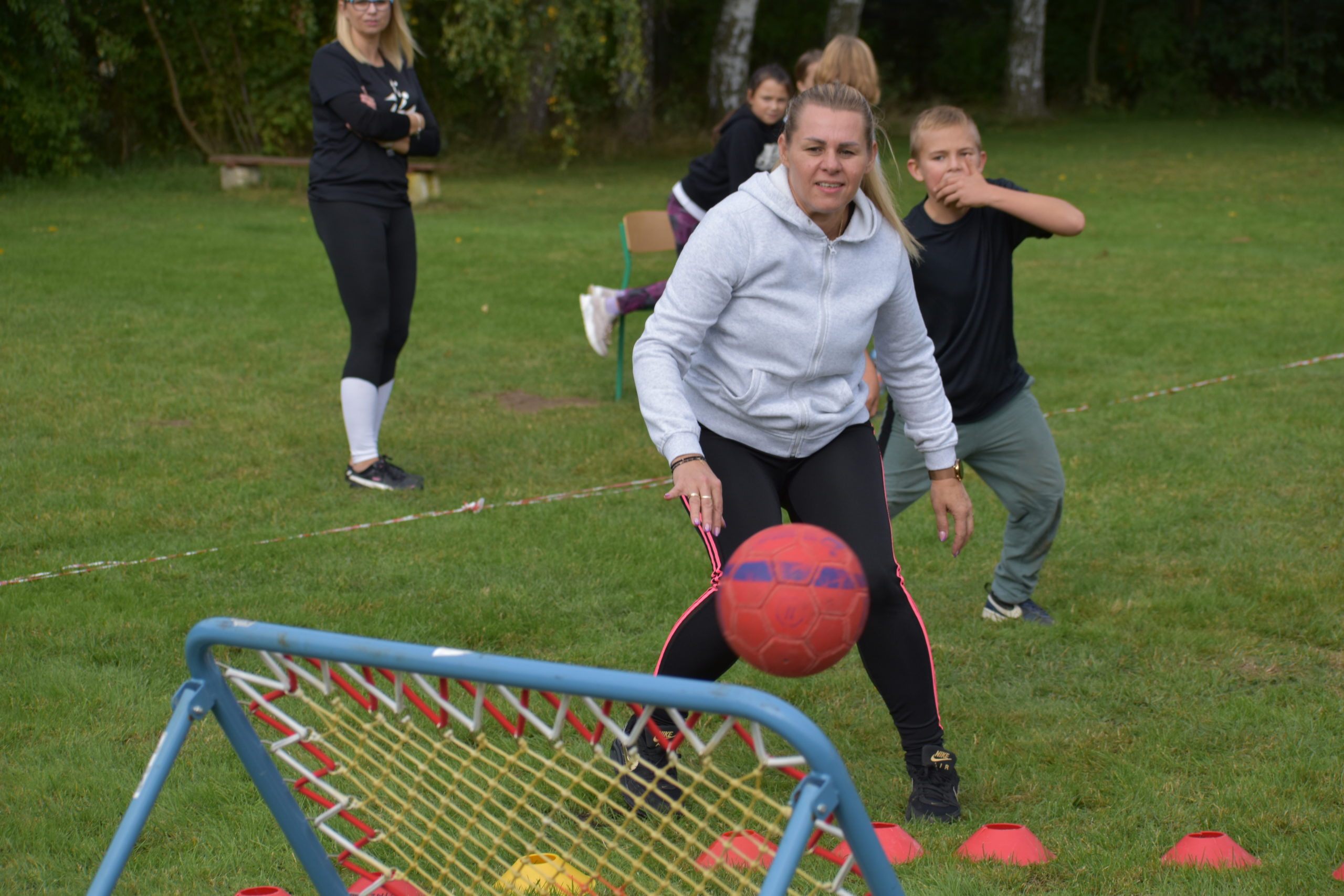 Zdjęcia nauczyciela z PSP w Borowie wielkim podczas meczu tchoukball