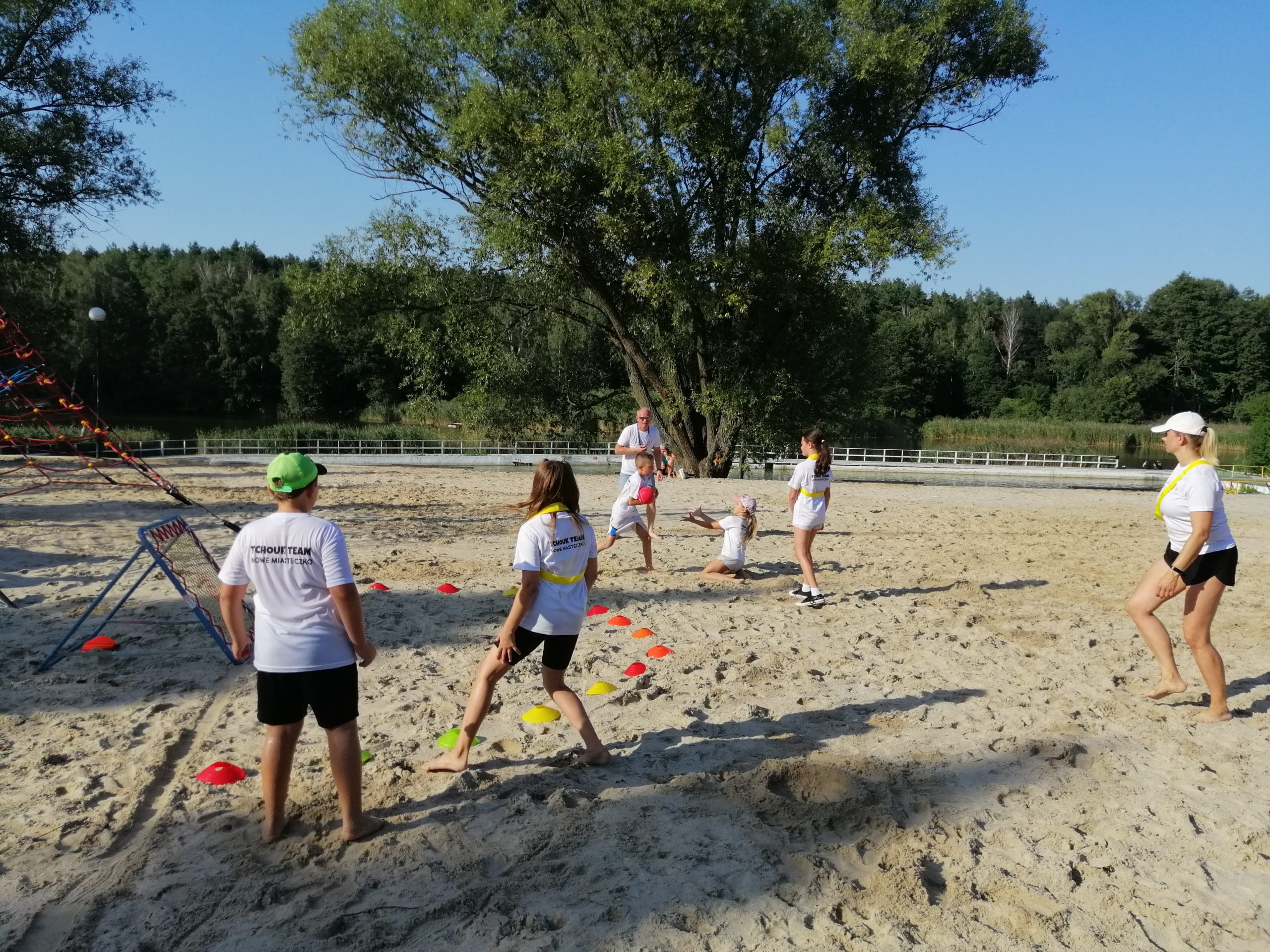 Mecz plażowy tchoukball na stawach w Nowym Miasteczku