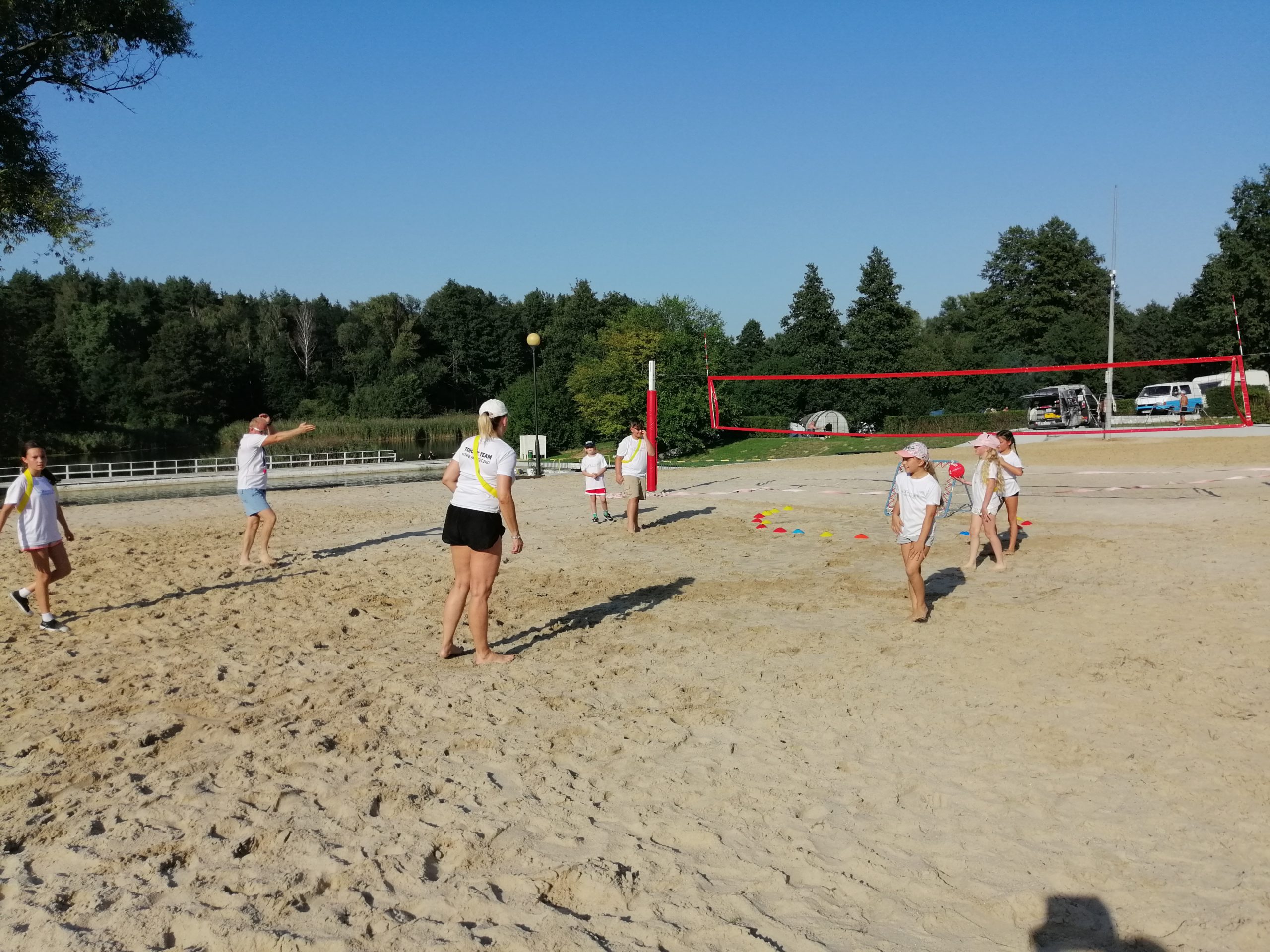 Mecz plażowy tchoukball na stawach w Nowym Miasteczku