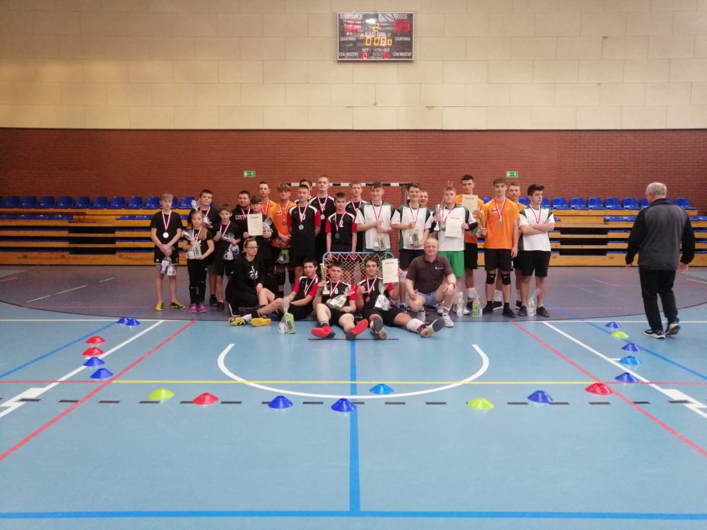 Zdjęcie grupowe przedstawia wszystkich zawodników z 4 drużyn biorących udział w I młodzieżowym turnieju tchpukball w Nowej Soli dnia 16 grudnia 2022 r. 