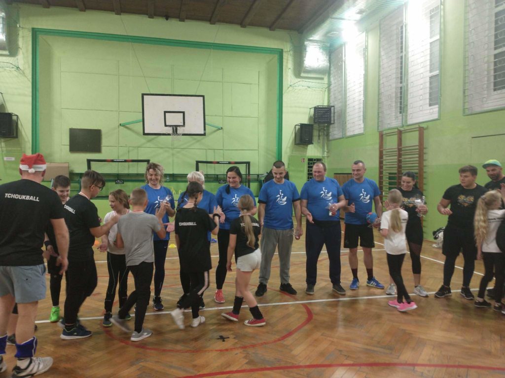 Zdjęcie grupowe dzici i ch rodziców podczas treningu i mini turnieju tchoukball