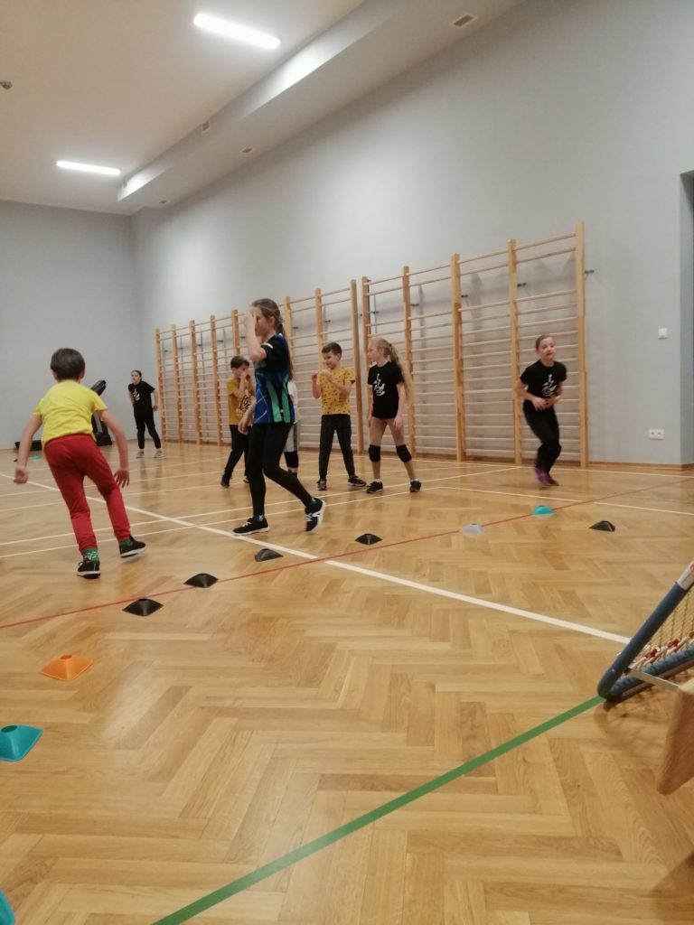 Dzieci grające w tchoukball.