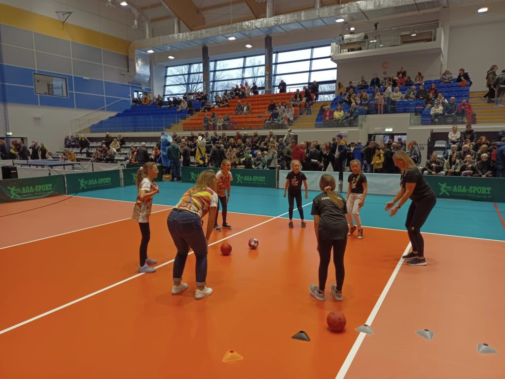 Zawodnicy tchoukball podczas otwracia hali sportowo-widowiskowej w Nowej Soli 