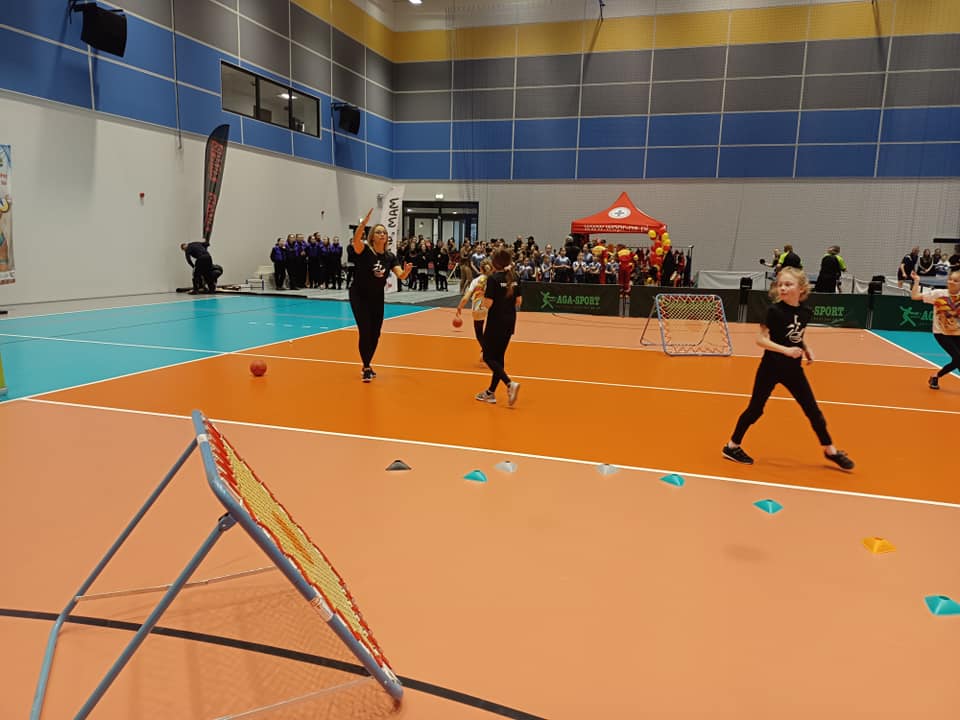 Zawodnicy tchoukball podczas otwracia hali sportowo-widowiskowej w Nowej Soli 