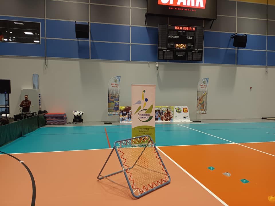 Bramka tchoukball a w tle rollap informacyjny Stowarzyszenia Tchoukball Lubuskie 