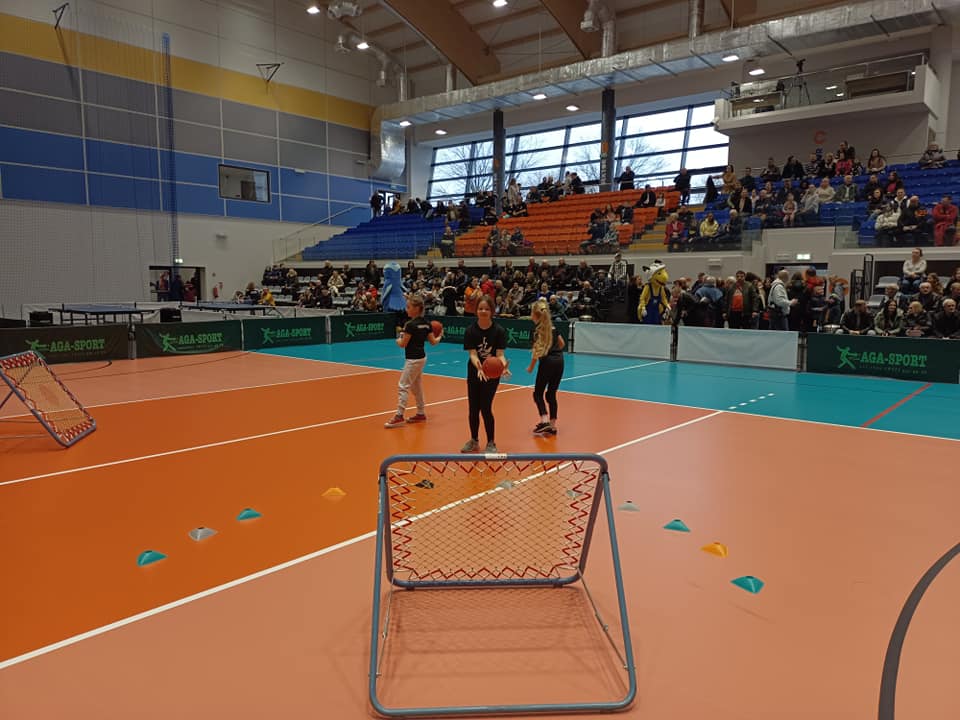 Zawodnicy tchoukball podczas otwracia hali sportowo-widowiskowej w Nowej Soli 