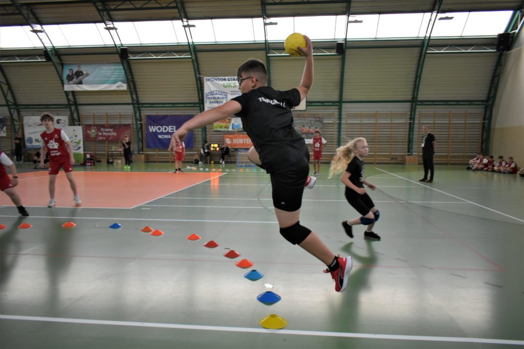 mecz tchoukball - ujęcie grających 