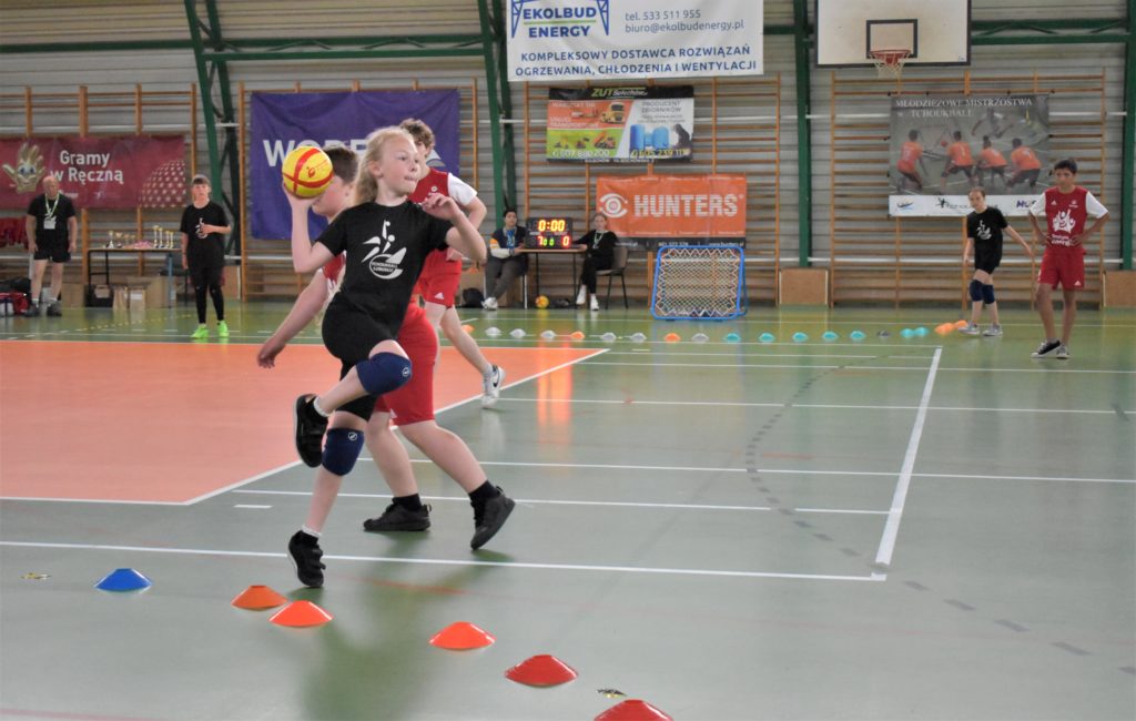 mecz tchoukball - ujęcie grających 