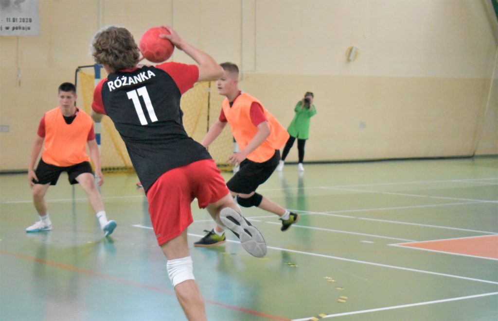 mecz tchoukball - ujęcie grających 