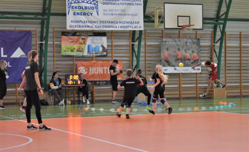 mecz tchoukball - ujęcie grających 