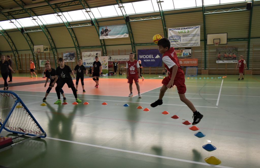 mecz tchoukball - ujęcie grających 