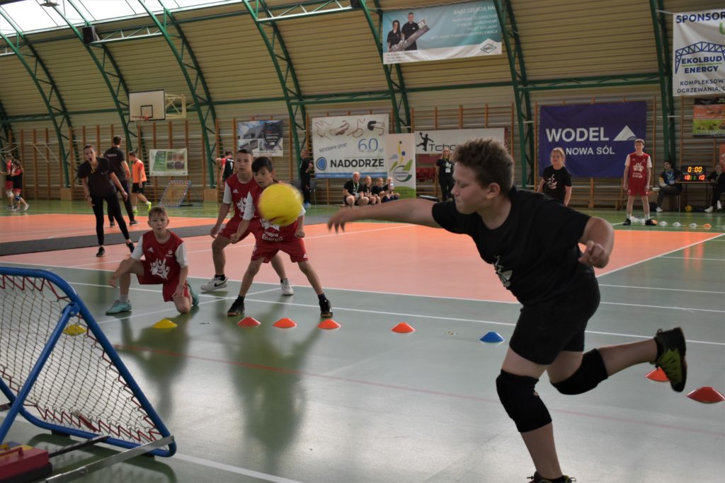 mecz tchoukball - ujęcie grających 