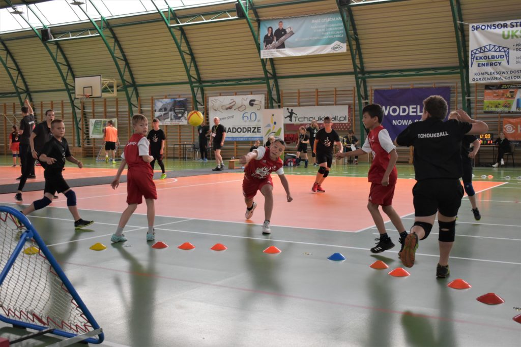 mecz tchoukball - ujęcie grających 