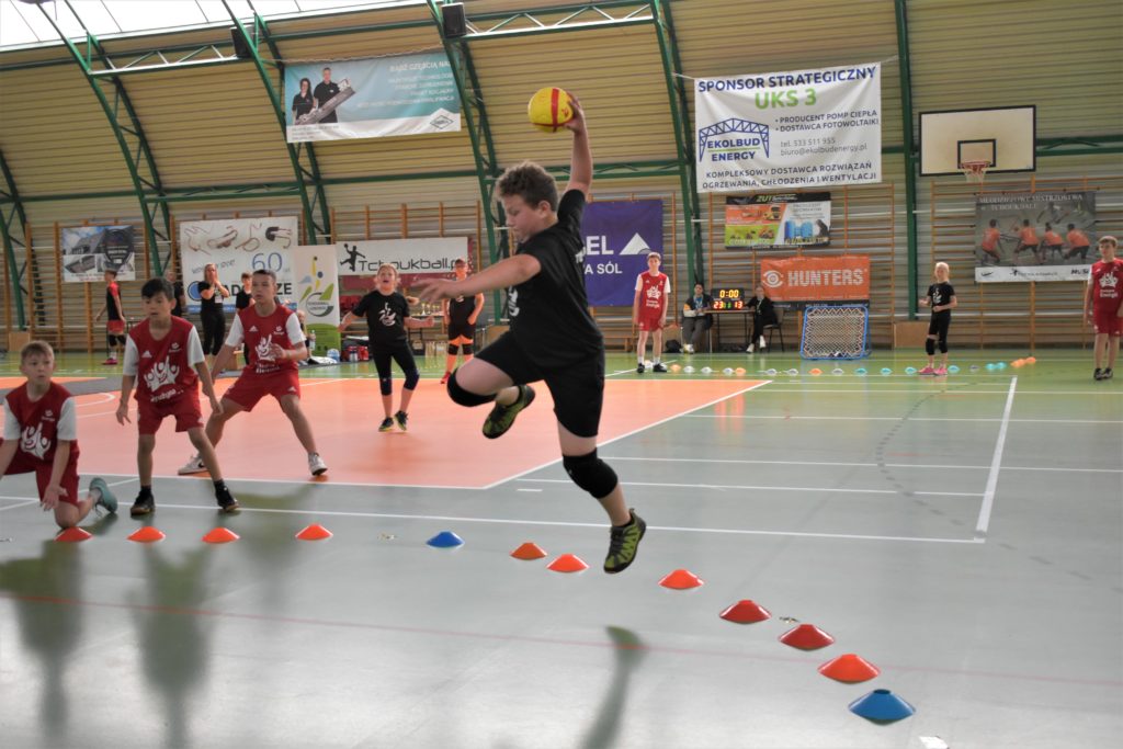 mecz tchoukball - ujęcie grających 