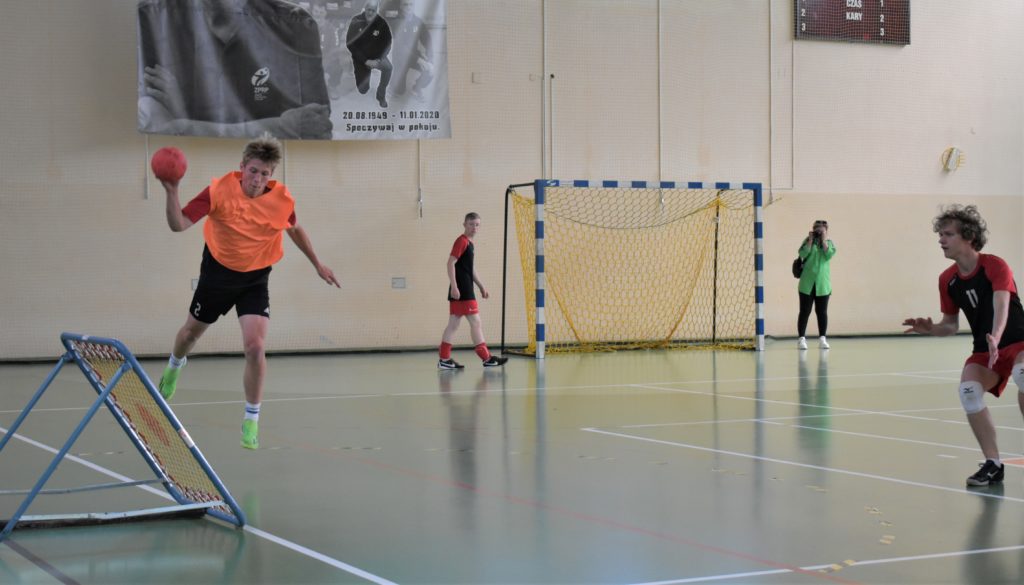 mecz tchoukball - ujęcie grających 