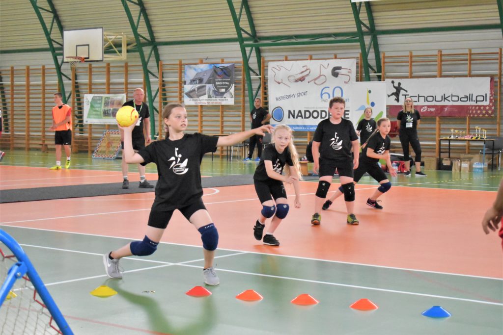 mecz tchoukball - ujęcie grających 