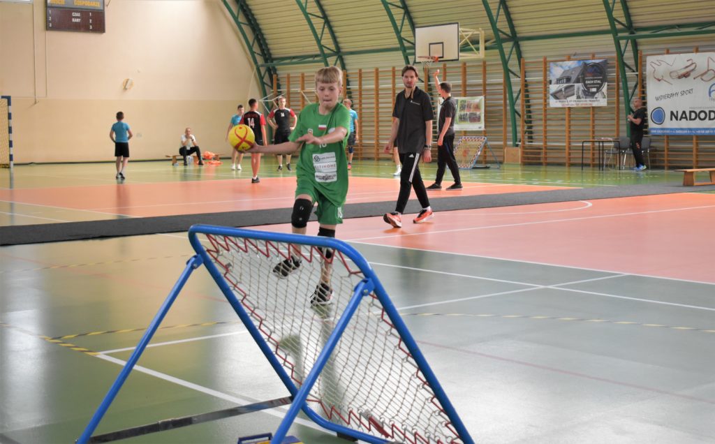 mecz tchoukball - ujęcie grających 