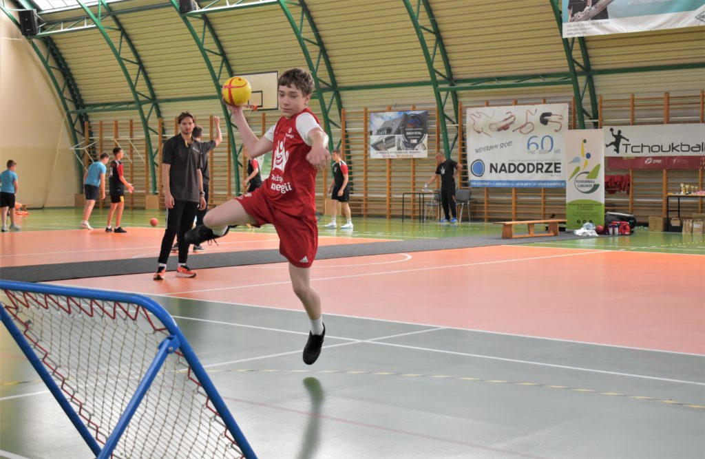 mecz tchoukball - ujęcie grających 