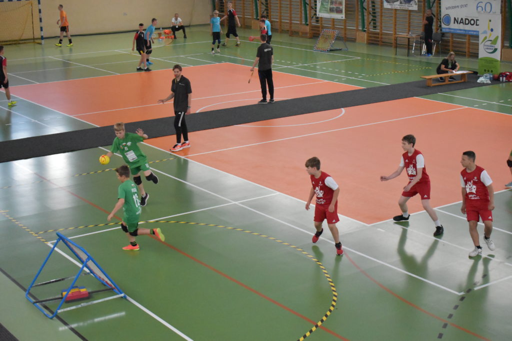 mecz tchoukball - ujęcie grających 