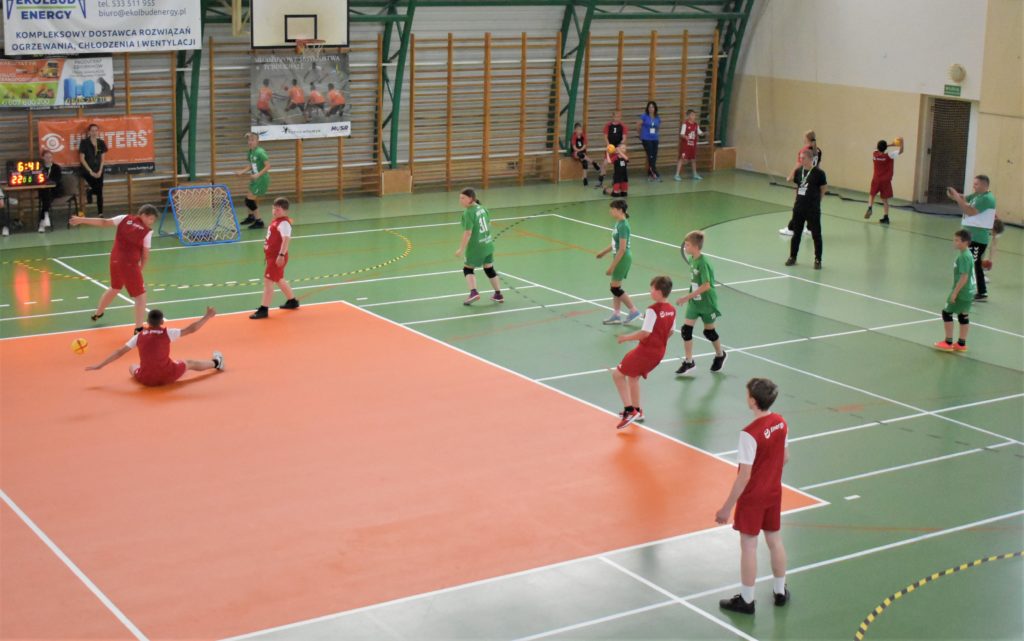 mecz tchoukball - ujęcie grających 