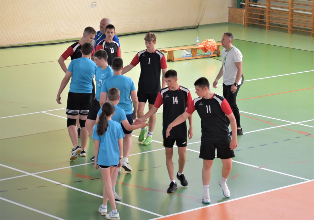 mecz tchoukball - ujęcie grających 