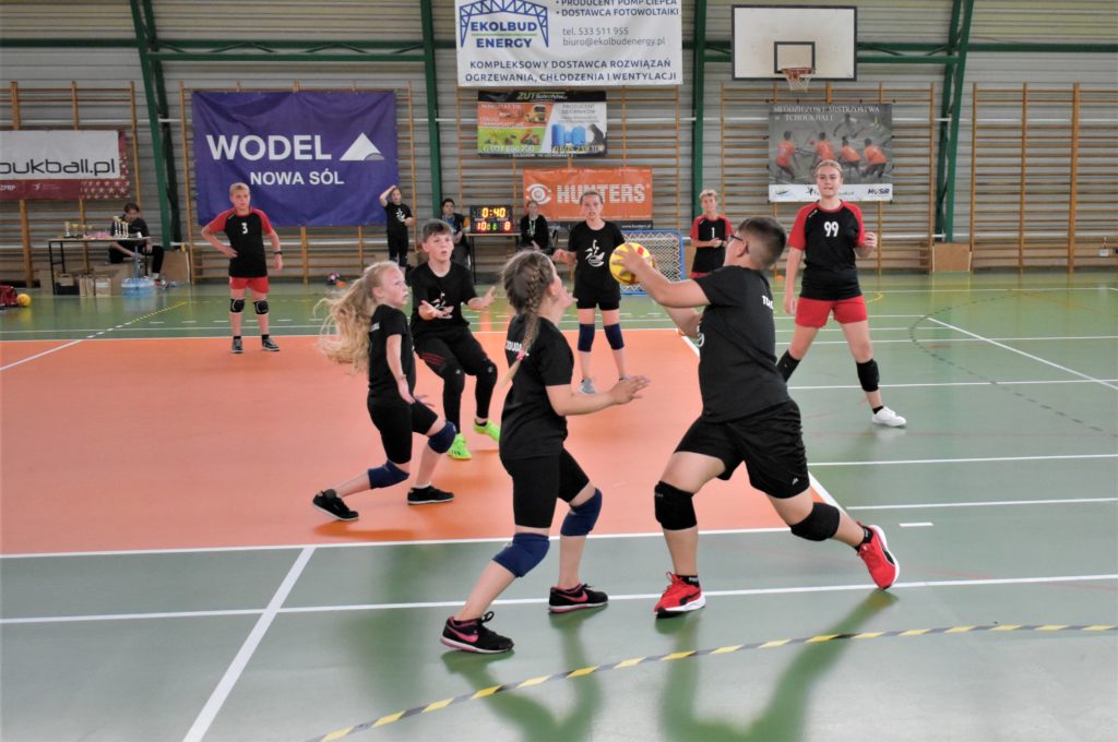 mecz tchoukball - ujęcie grających 