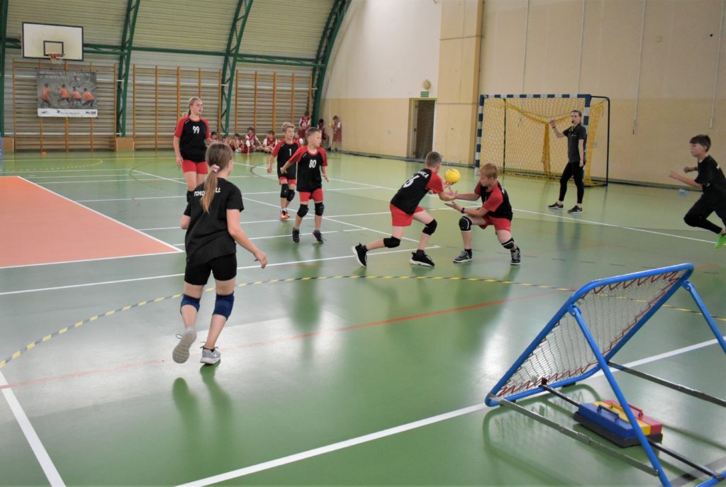 mecz tchoukball - ujęcie grających 