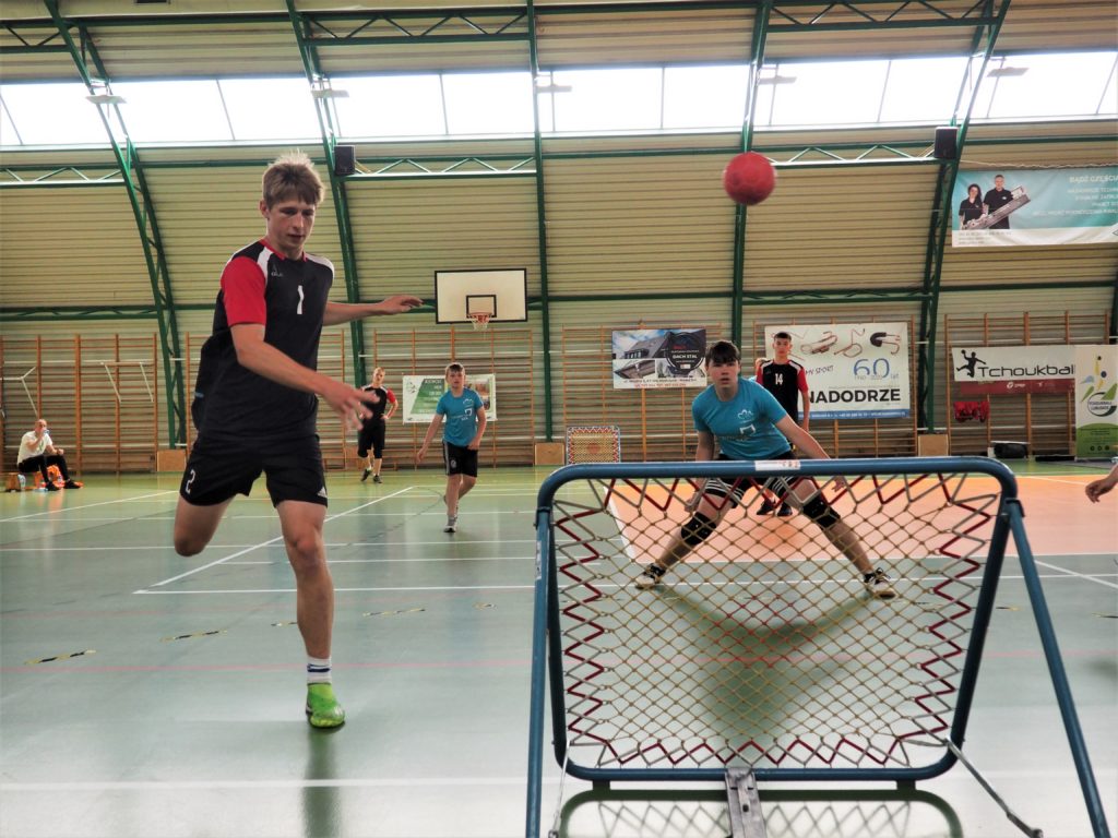 mecz tchoukball - ujęcie grających 